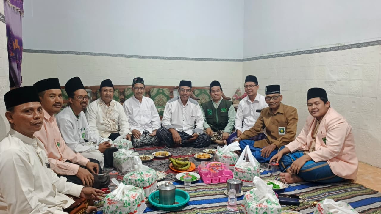 Getar Sholawat di Malam May Day: Kombinasi ISHARI Jombang Barat Satukan Generasi dan Tradisi serta Kearifan Lokal”